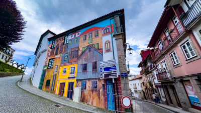 casas pintadas em prédio