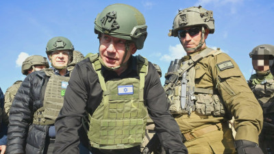 Bejmamin Netanyahu com militares em Gaza
