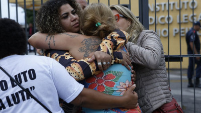 Mãe de uma das vítimas da operação "Contenção" desloca-se para reconhecer o corpo do filho, encontrado decapitado.