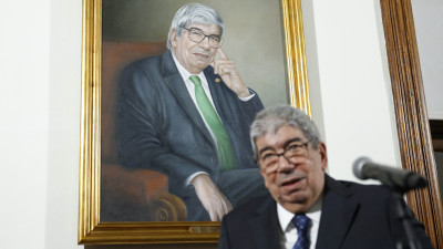 Eduardo Ferro Rodrigues junto ao seu retrato oficial na Assembleia de República. Foto de ANTÓNIO PEDRO SANTOS/LUSA.