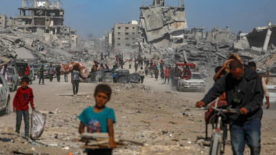 Palestinianos regressam ao que resta da cidade de Gaza
