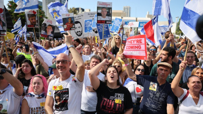 Concentração em Telavive para assistir à libertação dos reféns israelitas