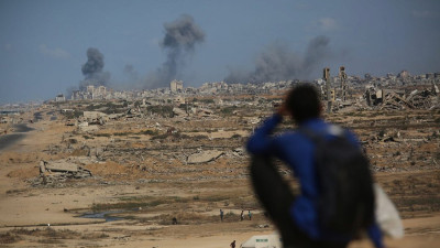 Levanta-se fumo após um ataque militar israelita na cidade de Gaza, visto da Faixa de Gaza central, em 6 de outubro de 2025.
