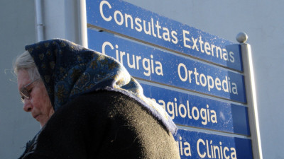 Idosa no exterior do hospital