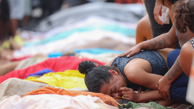 Dezenas de corpos são trazidos por moradores para a Praça São Lucas, na Penha, zona norte do Rio de Janeiro. Operação Contenção.