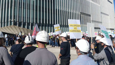 Trabalhadores da EDP manifestam-se à porta da sede da empresa.