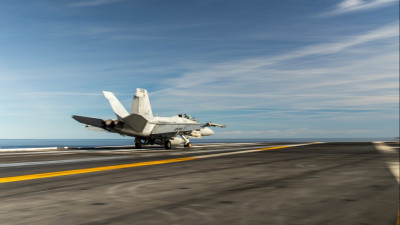 Caça levanta voo do porta-aviões USS Gerald R. Ford
