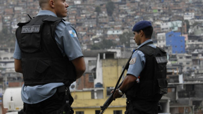 Polícias armados junto a favela.