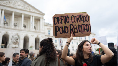 Cartaz "Direito cortado, povo revoltado"