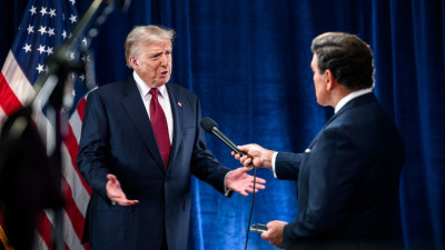 Trump a falar com jornalista