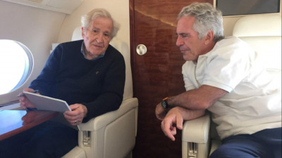 Noam Chomsky ao lado de Jeffrey Epstein num avião privado.