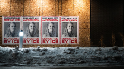 Cartazes com a foto de Renee Good, assassinada pelo ICE em Minneapolis.
