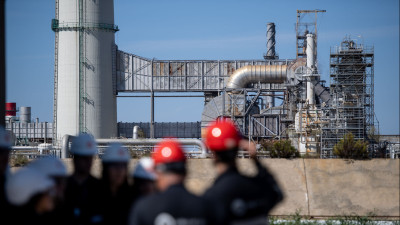 Trabalhadores na refinaria de Sines
