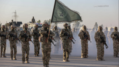 Cerimónia de formatura de soldados curdos das Unidades de Proteção Popular curdas, integradas nas Forças Democráticas Sírias.