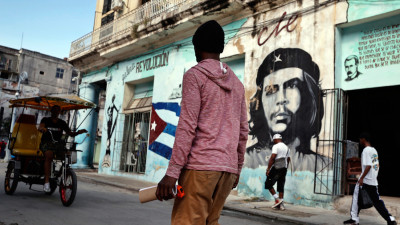 Transeuntes em rua de Havana