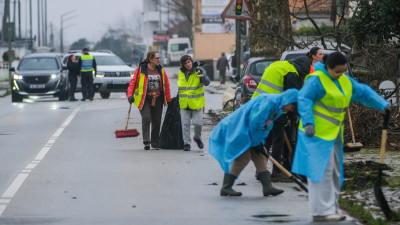 Voluntários ajudam nas limpezas dos detritos nas ruas da Marinha Grande, depois da passagem da depressão Kristin em Embra, Marinha Grande,