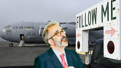 Rangel com avião na base das Lajes em fundo