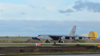 Avião B52 a aterrar na base de Morón de la Frontera