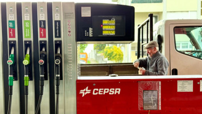 homem junto à bomba de gasolina