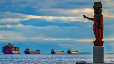 Estátua de boas-vindas da Primeira Nação Squamish no Ambelside Park, em West Vancouver.