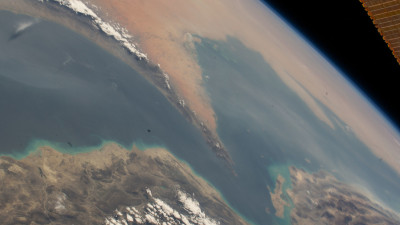 O Estreito de Ormuz liga o Golfo de Omã (à esquerda) ao Golfo Pérsico (à direita). A via navegável também separa o Irão (na parte inferior), país do Médio Oriente, dos países da Península Arábica, Omã, Emirados Árabes Unidos e Catar (da esquerda para a direita, na parte superior).