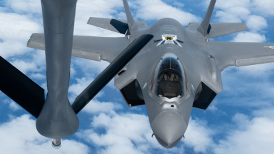 Caça F-35 a ser reabastecido em pleno voo.