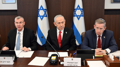 Netanyahu com o vice-PM e ministro da Justiça Yariv Levin e o secretário do Governo Yossi Fuchs,