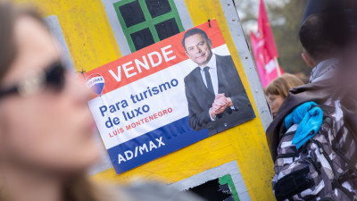Cartaz com Luís Montenegro como agente imobiliário