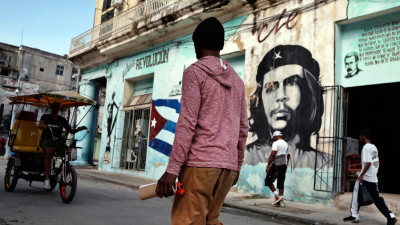 Transeuntes em rua de Havana