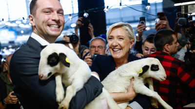 Jordan Bardella e Marine Le Pen com carneiros ao colo na Feira da Agricultura em Paris