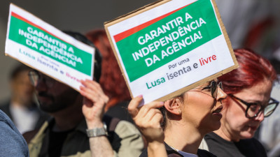 Cartazes na manifestação da Lusa