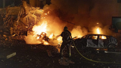 Forças de resgate israelitas no local onde um míssil balístico iraniano atingiu uma área residencial no centro de Telavive, em 28 de fevereiro de 2026.