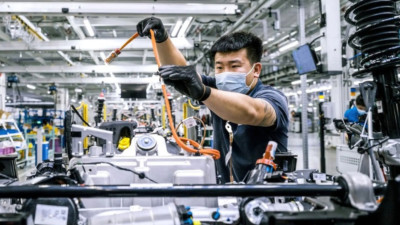 Trabalhador numa fábrica automóvel da BYD