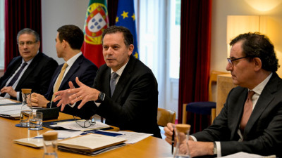 Luís Montenegro numa das reuniões com os partidos para discutir o PTRR