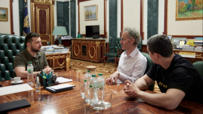 Zelensky durante uma reunião com o CEO da Palantir, Alex Karp, em junho de 2022.