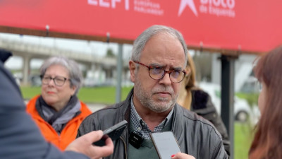 José Manuel Pureza junto ao novo cartaz do Bloco.