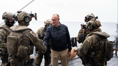 Friedrich Merz visita os soldados na fragata Baviera