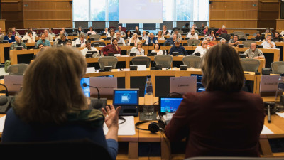 Maria a Paz Campos Lima e Catarina Martins na sessão em Bruxelas com ativistas sindicais e de CT