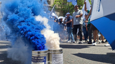 Potes de fumo na manifestação contra a reforma laboral em Buenos Aires