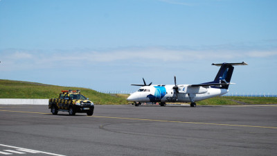 Avião na pista do Aeroporto da Horta, Faial