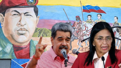 Chávez, Maduro e Delcy com Bolívar em fundo