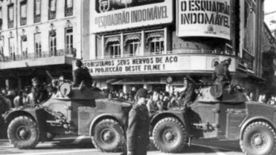 Veículos militares nos Reatauradores, Lisboa, no dia 25 de Abril. Foto Centro de Documentação 25 de Abril