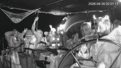 Momento em qu eum dos barcos da flotilha é abordado por militares israelitas no Mediterrâneo