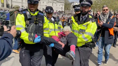 Manifestante detida pela polícia este sábado em Londres