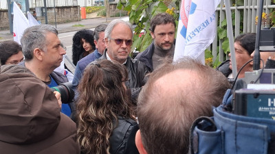 José Manuel Pureza na concentração das trabalhadoras da limpeza industrial da Lucena & Lucena em frente à ESE do Porto. 