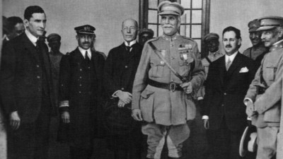 Membros do 1º governo da ditadura. Da esquerda para a direita: António Oliveira Salazar, José Mendes Cabeçadas, Jorge Mendes dos Remédios, Manuel Gomes da Costa, Manuel Rodrigues Júnior é Óscar Fragoso Carmona. Foto publicada na página Memorial aos Presos e Perseguidos Políticos