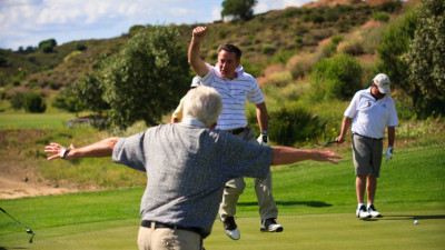 alegria no campo de golfe