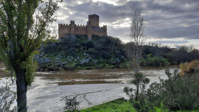 Rio Tejo com castelo de Almourol em fundo
