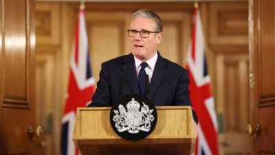 Primeiro-ministro britânico Keir Starmer em conferência de imprensa na sequência do esfaqueamento de dois homens judeus em Golders Green, no norte de Londres.