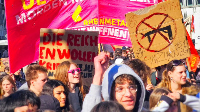 Manifestação estudantil antimilitarista em março em Berlim.